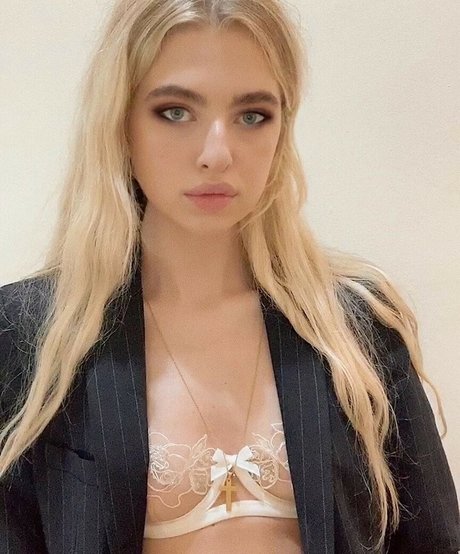 Anais Gallagher erotic star picture