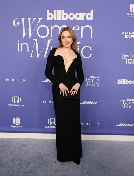 Elizabeth Gillies pornstar nude gallery