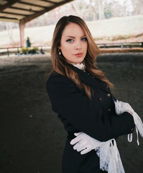 Elizabeth Gillies model xxx picture