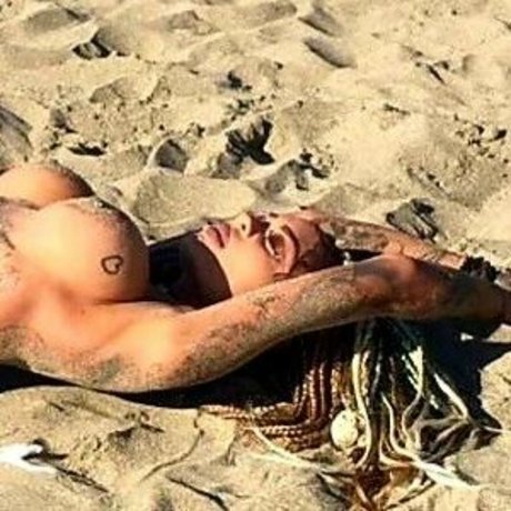 Amanda McNair model nice img