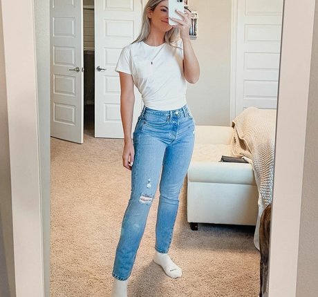 LuluLuvely model nudes pics