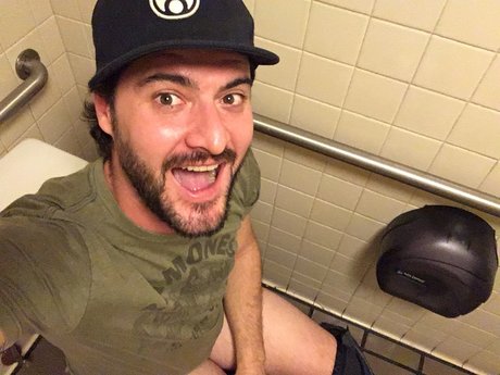 Officialtoekneeswanson star high quality photos