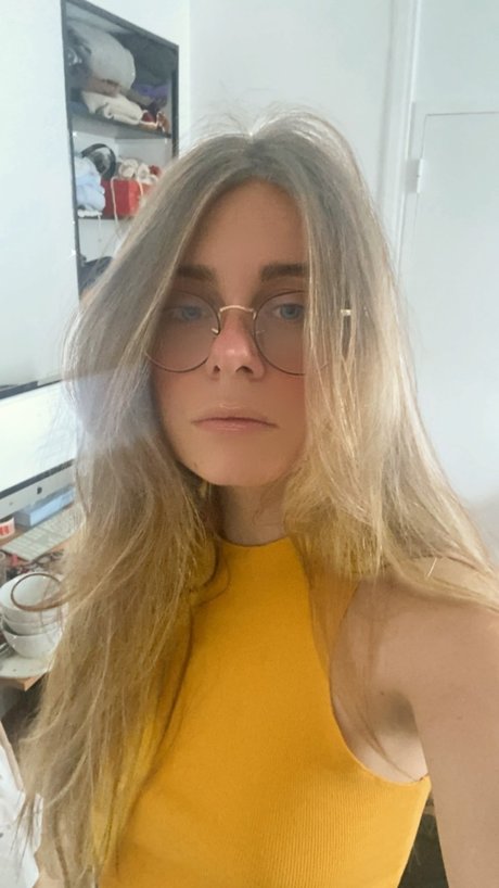 Frenchy Holly porn model pic