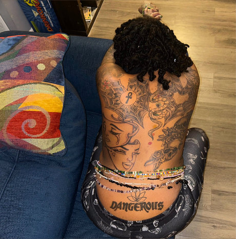 NOLA_ model hot images