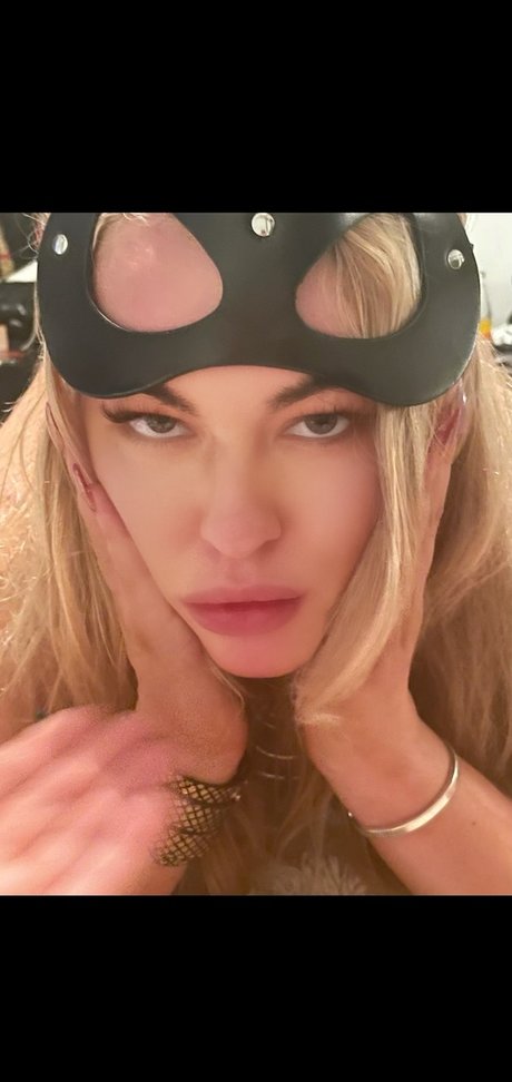 PeepingTomsQuest sexy actress img