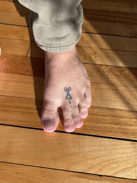 Cutonthedottedline model free pictures