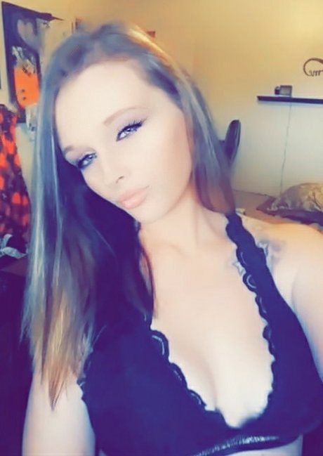 Queenz model hot photos