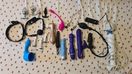 OMGWhatsGoingOn pornographic actress img