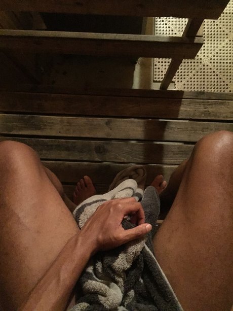 G O L D E N_ star hot pic