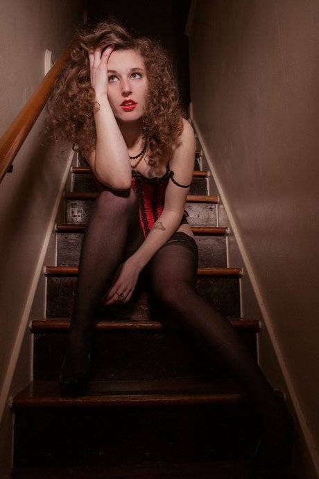 Songstress Kate sexy actress img