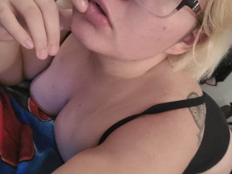 Pixie Kiss star sexy photos