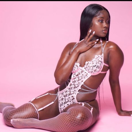 Queen piinnkk model exclusive image