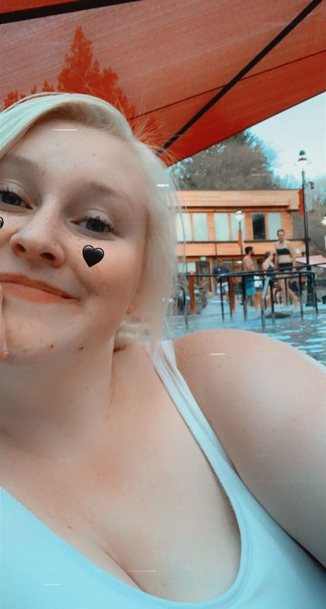 Queen of Curves porn model images