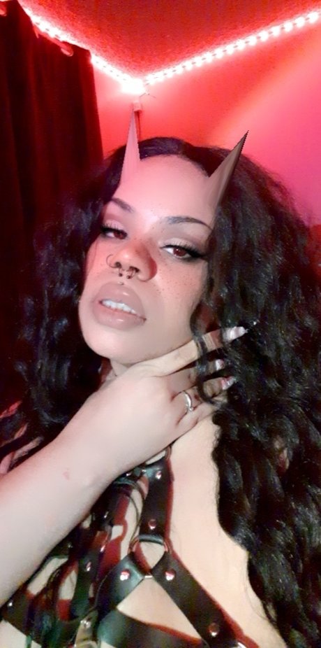 Henny Queen high quality pornstar image