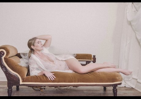 Queen T naked model pics