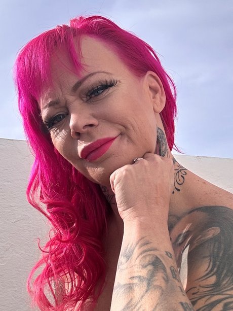 Loving Queen sexy model gallery