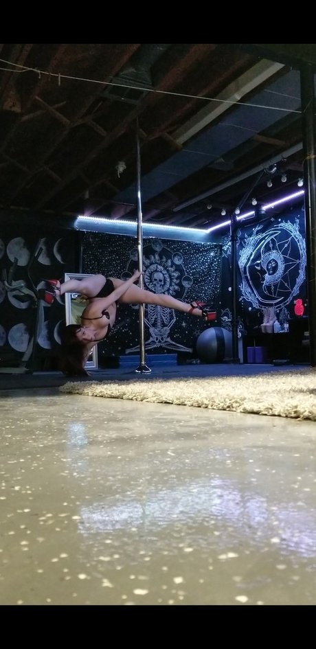 Pineapple Pole pretty model image