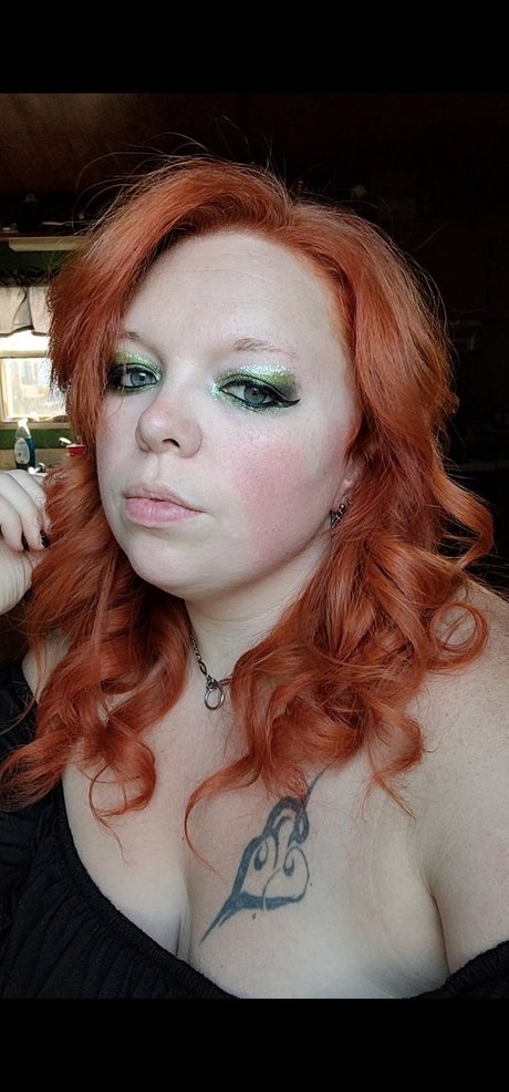 RedWolfIvy nude model pics