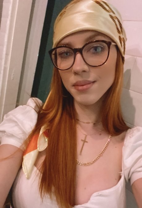 RED SWEET TS exclusive star pic