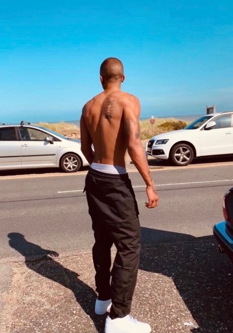 REDROARZ pretty model picture