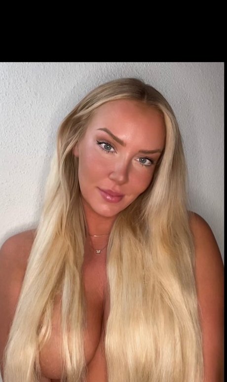 Mariah May beautiful star photo