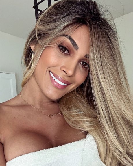 manuelly s25 free actress image