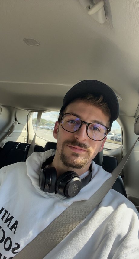 Mason Hang nude star img