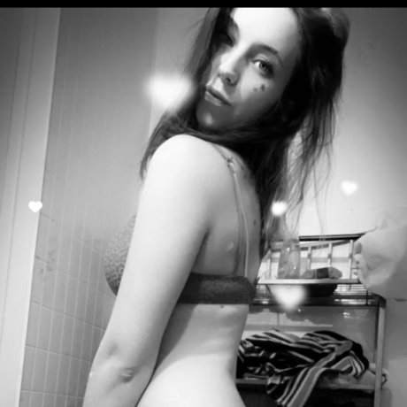 Courtney Condren pornographic model img