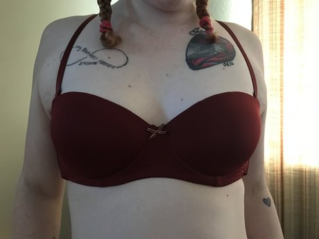 Mechanic Babe nude model photo