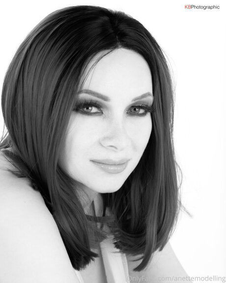 Aneta Hradecka beautiful actress image