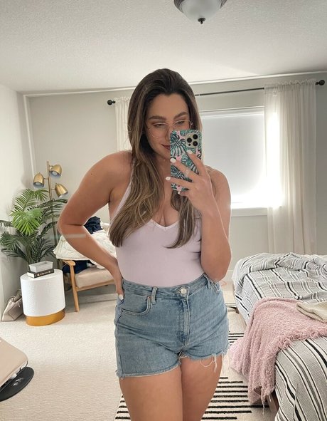 HayliNic pretty model photo