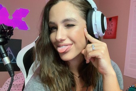 HayliNic exclusive model photo