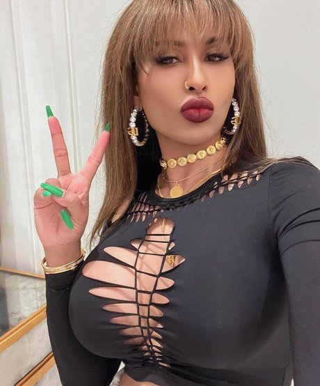 Amelia Maltepe art star img