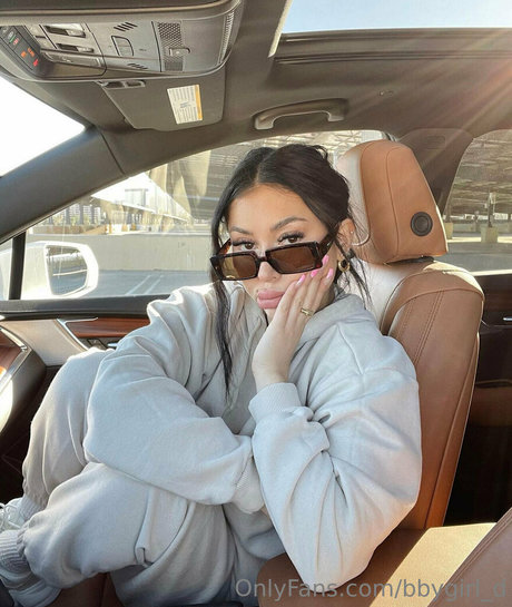 divinedaniela adult model photo