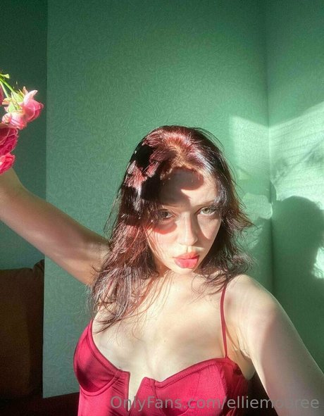elliemooree hot actress img