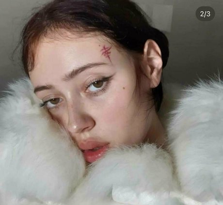 elliemooree naked model gallery