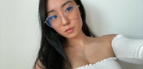 Juziis adult model photo