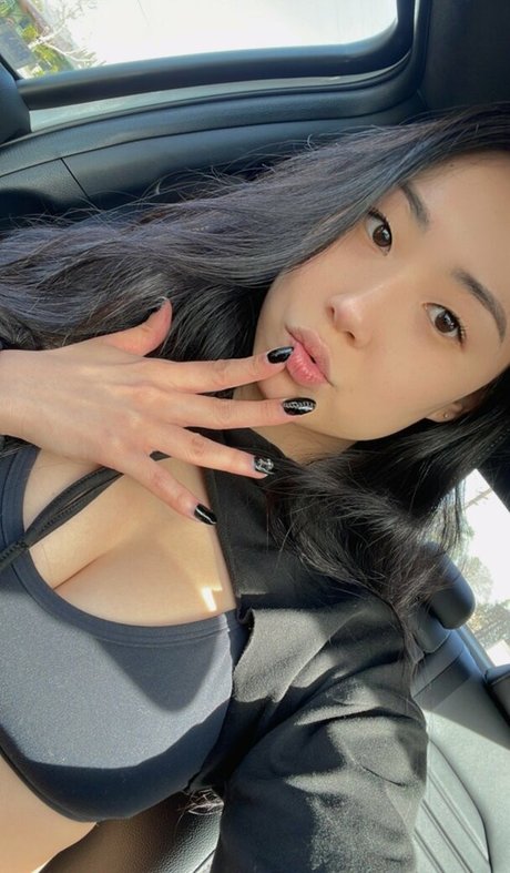 Juziis naked model images