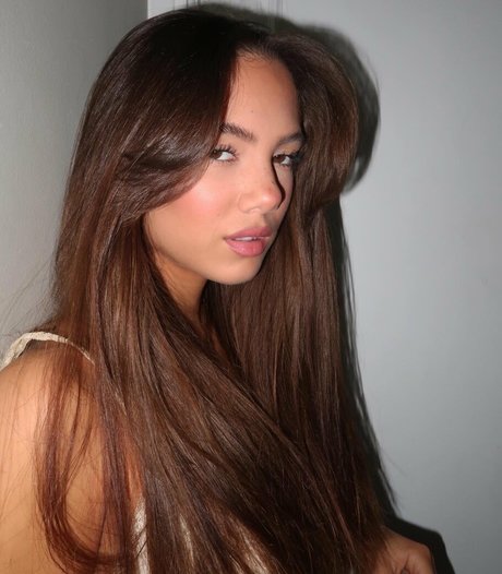 Saoirse Alicia Behzadi star hd img