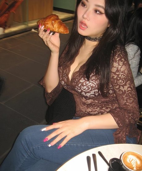 Vicki Mranrr model perfect image