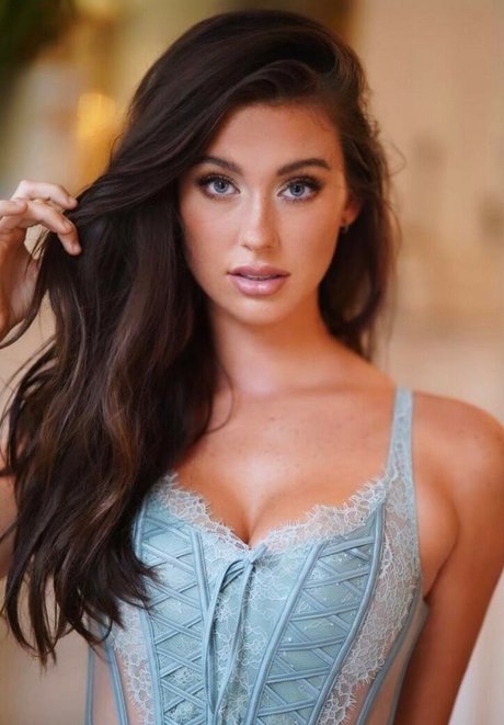 Sarah Waddles model best photo