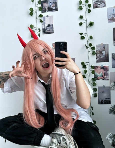 salems hailey model top pic