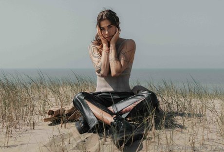 poly luna model top photo