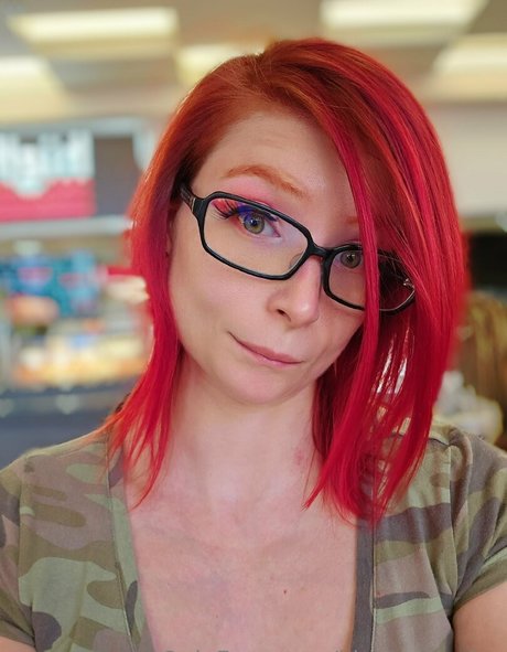 Accent Kisses model naked gallery