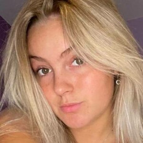 BootyLunaa hot model gallery