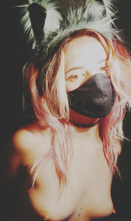 deadpagen nude actress pic