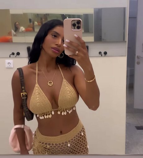 Dubai Escort nude star image