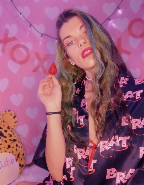 helloella model best image