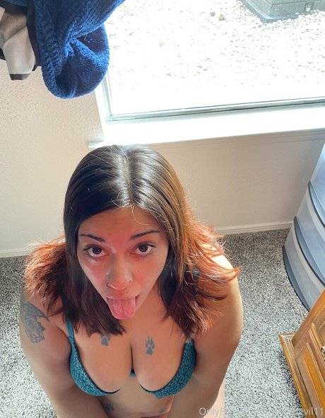 naynayswrld model naked image