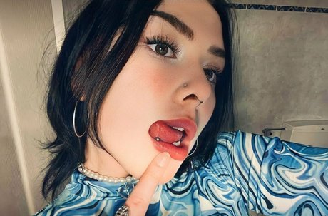 tarina pretty sexy actress pic